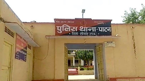 शर्ट फाड़कर बनाई मशाल