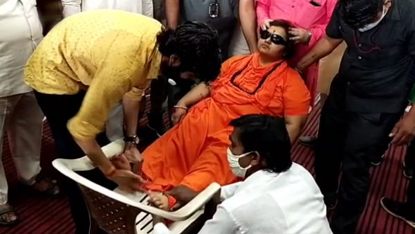बीजेपी दफ्तर में CM शिवराज दे रहे थे भाषण, बेहोश होकर गिरीं सांसद साध्वी प्रज्ञा ठाकुर बीजेपी दफ्तर में CM शिवराज दे रहे थे भाषण, बेहोश होकर गिरीं सांसद साध्वी प्रज्ञा ठाकुर