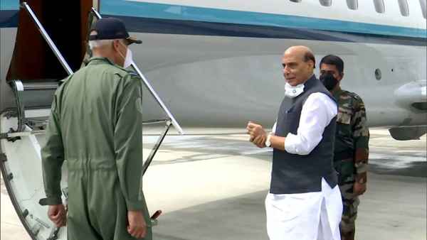 भारत-चीन तनाव के बीच रक्षामंत्री पहुंचे रूस
