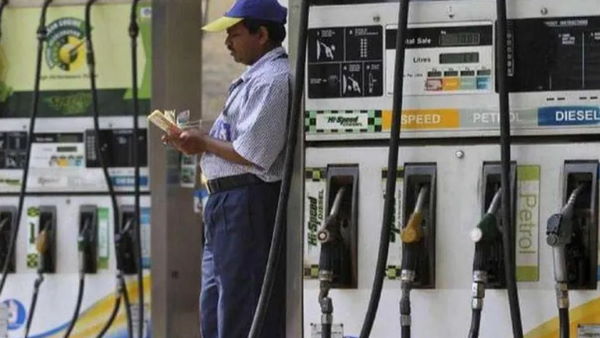 नई दिल्ली। पेट्रोल और डीजल की कीमतों में रविवार को बढोतरी की गई है। देशभर में पेट्रोल और डीजल के दाम में प्रति लीटर 60 पैसे तक बढ़ाए गए हैं। 83 दिन दिन के बाद पेट्रोल-डीजल के बेस प्राइस में द्धि हुई है। पेट्रोल और डीजल के दाम में आखिरी बार 16 मार्च को संशोधन देखने को मिला था। तब से लेकर रविवार तक विभिन्न राज्य सरकारों द्वारा वैट या सेस बढ़ाने पर ही पेट्रोल-डीजल के दाम में बढ़ोत्तरी हुई थी। नई दिल्ली। पेट्रोल और डीजल की कीमतों में रविवार को बढोतरी की गई है। देशभर में पेट्रोल और डीजल के दाम में प्रति लीटर 60 पैसे तक बढ़ाए गए हैं। 83 दिन दिन के बाद पेट्रोल-डीजल के बेस प्राइस में द्धि हुई है। पेट्रोल और डीजल के दाम में आखिरी बार 16 मार्च को संशोधन देखने को मिला था। तब से लेकर रविवार तक विभिन्न राज्य सरकारों द्वारा वैट या सेस बढ़ाने पर ही पेट्रोल-डीजल के दाम में बढ़ोत्तरी हुई थी।