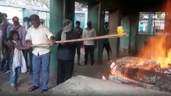 nine year old daughter perform last rites of father in sambhal nine year old daughter perform last rites of father in sambhal