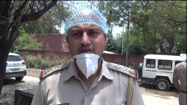 पहले पत्नी ने जान दी, फिर पति ट्रेन के आगे कूदा