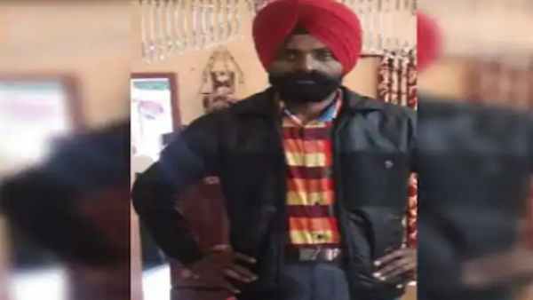 सुरेन्द्र सिंह के सिर में लगे एक दर्जन टांके