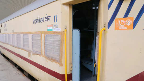 रेलवे के आइसोलेशन सेंटर में पहुंचा कोरोना का पहला मरीज, खुद रेल मंत्री ने दी जानकारी रेलवे के आइसोलेशन सेंटर में पहुंचा कोरोना का पहला मरीज, खुद रेल मंत्री ने दी जानकारी
