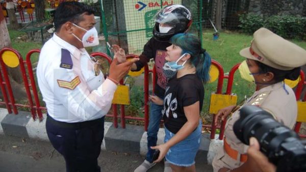 high voltage drama of girl during police checking vehicles in lucknow high voltage drama of girl during police checking vehicles in lucknow