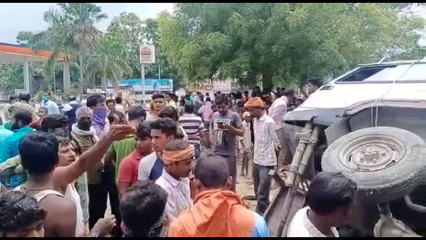 a bolero car hits many bikes and killed two man in front of hotel at gonda district a bolero car hits many bikes and killed two man in front of hotel at gonda district