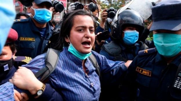 नेपालः ओली और प्रचंड एक पार्टी में होकर भी इतने बेगाने क्यों हुए? नेपालः ओली और प्रचंड एक पार्टी में होकर भी इतने बेगाने क्यों हुए?