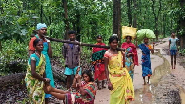 kondagaon health worker walking for 3 kilometer by hanging woman kondagaon health worker walking for 3 kilometer by hanging woman