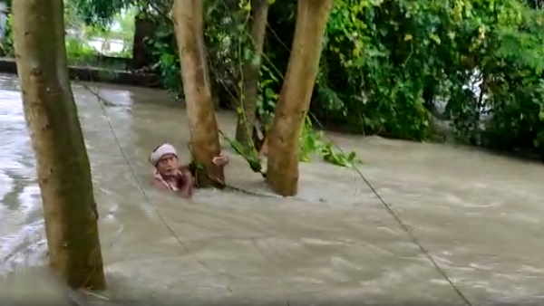 Motihari sp and dm saved life of old man in flood video viral Motihari sp and dm saved life of old man in flood video viral