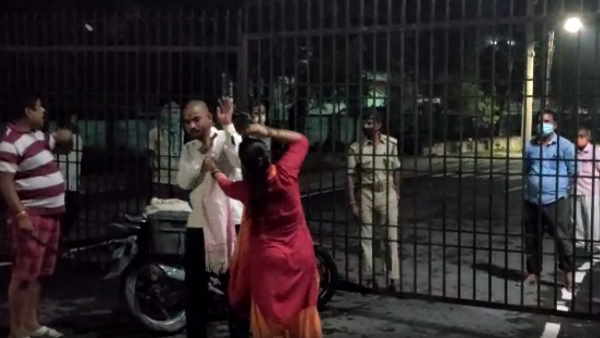 Sitamarhi woman beat man who did eve teasing Sitamarhi woman beat man who did eve teasing