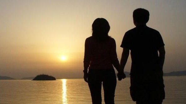 युवती को तबला सिखाता है आरोपी