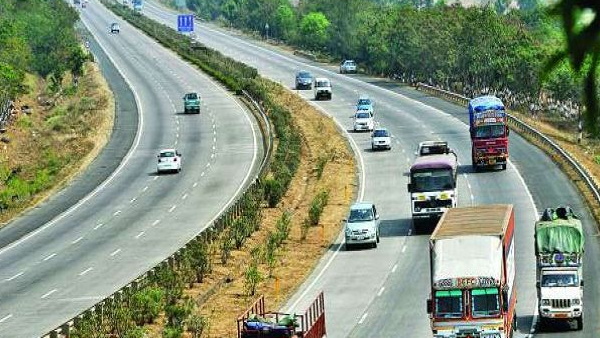 बचाया गया 400 साल पुराना पेड़
