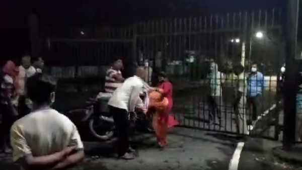 Sitamarhi woman beat man who did eve teasing Sitamarhi woman beat man who did eve teasing