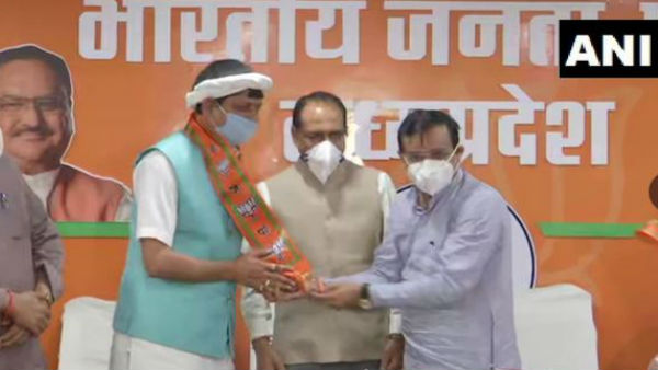Madhya Pradesh: Pradhyuman Singh Lodhi, Congress MLA joined BJP, in presence of CM Shivraj Singh Chouhan in Bhopal Madhya Pradesh: Pradhyuman Singh Lodhi, Congress MLA joined BJP, in presence of CM Shivraj Singh Chouhan in Bhopal