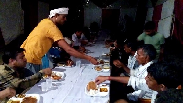 बिहार में लोगों ने कोरोना की नहीं की परवाह ! शादी के भोज में ठेलमठेल बिहार में लोगों ने कोरोना की नहीं की परवाह ! शादी के भोज में ठेलमठेल