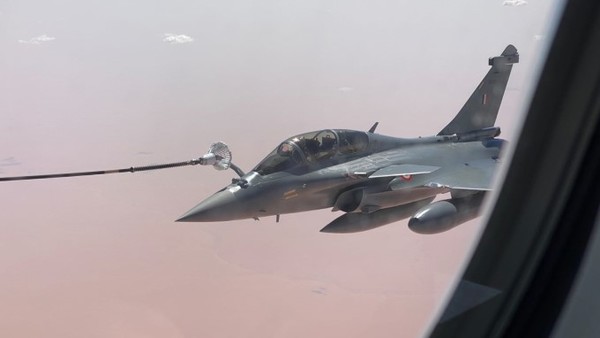 रफाल: क्या मोदी सरकार अवाम को आधी हकीकत आधे फसाने में उलझा रही है रफाल: क्या मोदी सरकार अवाम को आधी हकीकत आधे फसाने में उलझा रही है