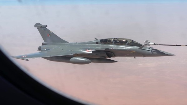 रफाल: क्या मोदी सरकार अवाम को आधी हकीकत आधे फसाने में उलझा रही है रफाल: क्या मोदी सरकार अवाम को आधी हकीकत आधे फसाने में उलझा रही है
