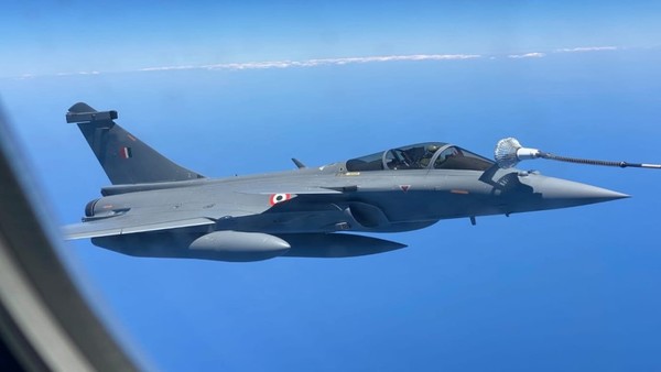 रफाल: क्या मोदी सरकार अवाम को आधी हकीकत आधे फसाने में उलझा रही है रफाल: क्या मोदी सरकार अवाम को आधी हकीकत आधे फसाने में उलझा रही है