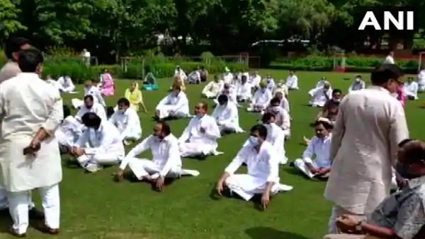 राजभवन में विधायकों ने की नारेबाजी