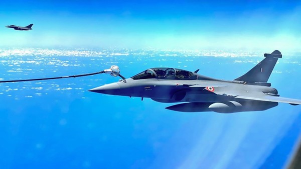 रफाल: क्या मोदी सरकार अवाम को आधी हकीकत आधे फसाने में उलझा रही है रफाल: क्या मोदी सरकार अवाम को आधी हकीकत आधे फसाने में उलझा रही है