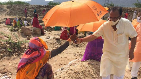 Ajmer North MLA Vasudev Devnani Distribute Saffron Umbrella to MNREGA Workers Ajmer North MLA Vasudev Devnani Distribute Saffron Umbrella to MNREGA Workers