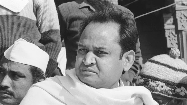 इस बार साथी की बाइक से चुनाव प्रचार