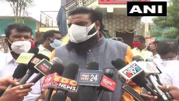 केवल भगवान ही हमें कोरोना से बचा सकते हैं