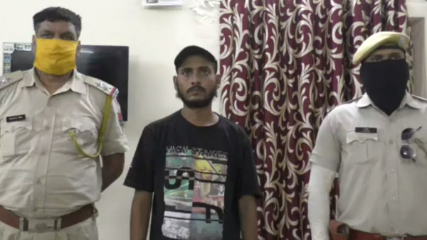 चाचा बबलू ने देशी हथियार में गोली भरकर भतीजे को दिया