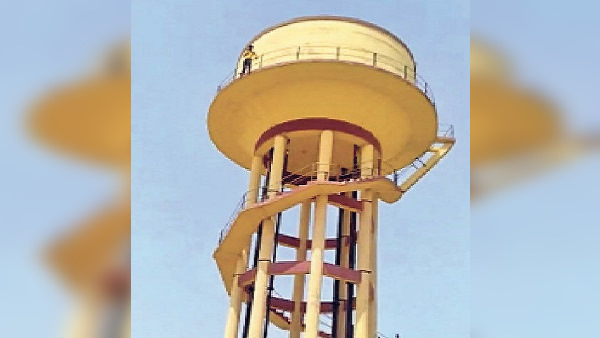 Boyfriend climbed on water tank to marry girlfriend in Sri GangaNagar Boyfriend climbed on water tank to marry girlfriend in Sri GangaNagar