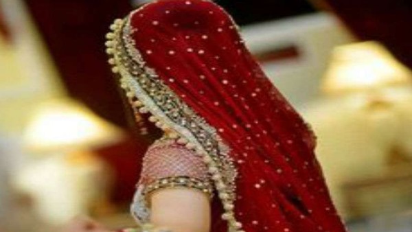 पंखे के कटे हुए केबल पर पड़ा दुल्हन का पैर