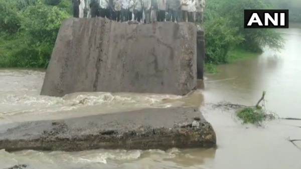 कई इलाकों में बारिश से भरा पानी