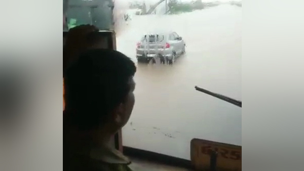 दूर-दूर तक रास्ता दिखाई नहीं दे रहा था