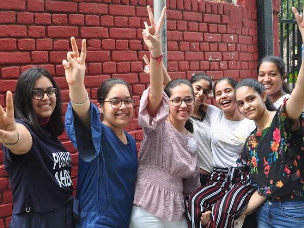 कोरोना वॉरियर की बेटी अच्छे नंबर लाई
