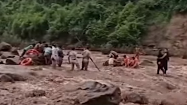 जुन्नारदेब की रहने वाली हैं छात्राएं