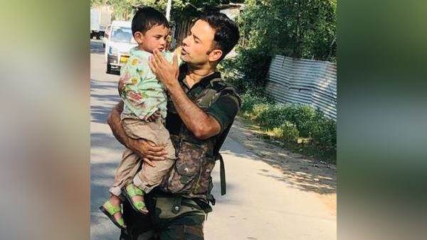 पुलिस ने बच्चे को घर तक पहुंचाया