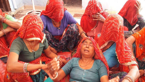 मां नरेगा मजदूर, पिता की दो साल पहले मौत