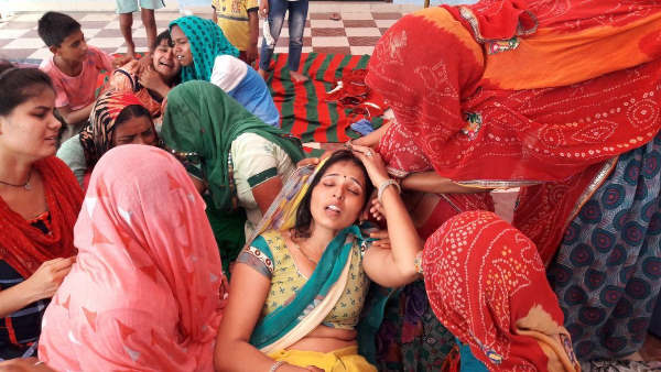 दो जुड़वा बेटे व एक बेटी