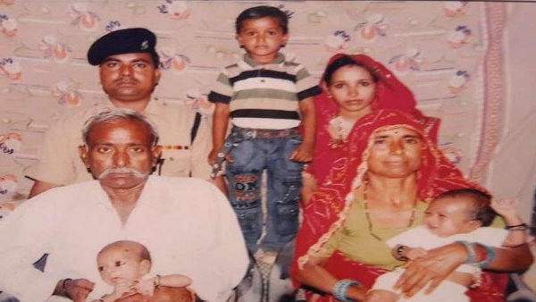 मां नरेगा मजदूर, पिता की दो साल पहले मौत