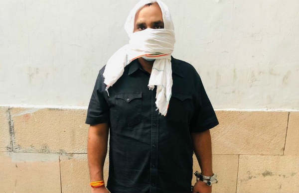 2 लाख के इनामी बदमाश संदीप उर्फ ढिल्लू को दिल्ली पुलिस ने किया गिरफ्तार, पत्नी ने वीडियो किया वायरल 2 लाख के इनामी बदमाश संदीप उर्फ ढिल्लू को दिल्ली पुलिस ने किया गिरफ्तार, पत्नी ने वीडियो किया वायरल