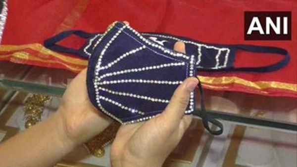 सूरत के ज्वैलरी स्टोर में बेचा जा रहा ये मास्क