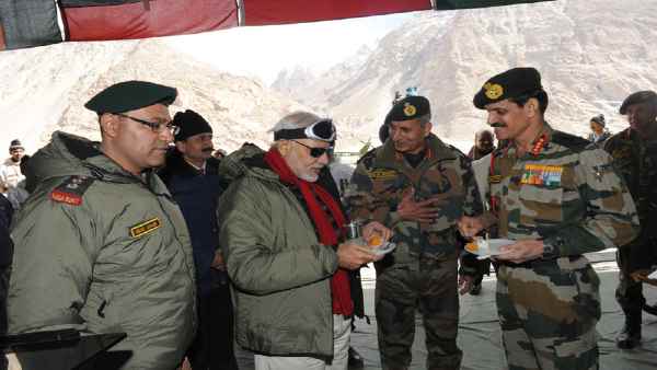 2014-पीएम बनने के बाद सियाचिन में मनाई पहली दिवाली