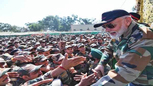 2019- एलओसी पर जवानों के बीच पीएम मोदी