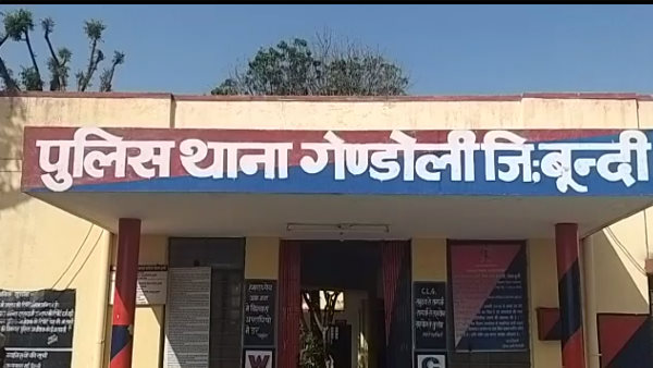 सीढ़ियों के रास्ते से युवक भागता नजर आया