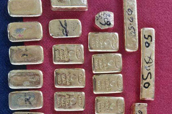 बैटरी में छिपाया सोना
