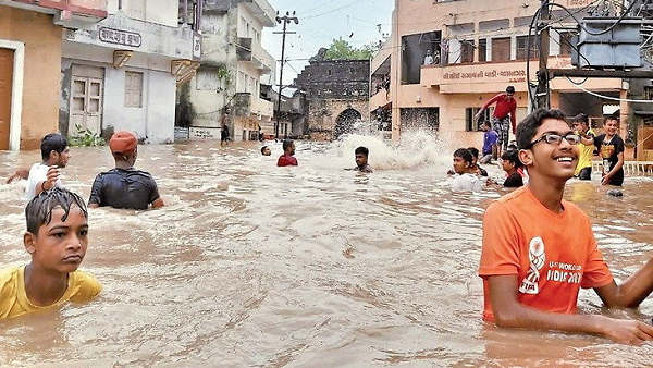सौराष्ट्र में गलियां बन गईं स्वीमिंग पूल