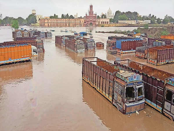 रेलवे स्टेशन ऐसे दिखा जैसे पैलेस हो