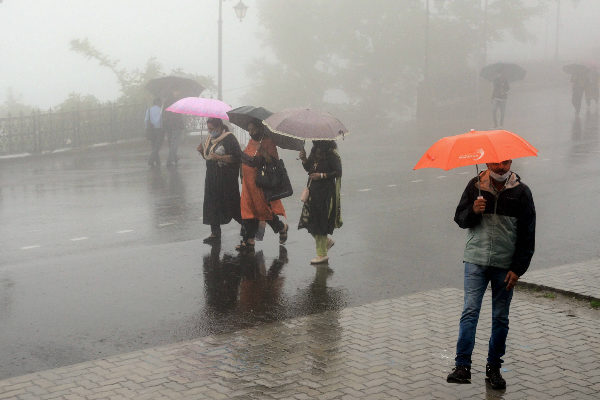 तटीय इलाकों में गरज के साथ बारिश