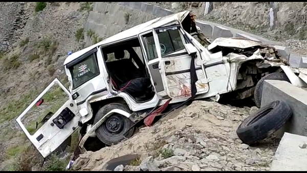 truck falls into deep ditch at Himachal Pradesh, Two dies truck falls into deep ditch at Himachal Pradesh, Two dies