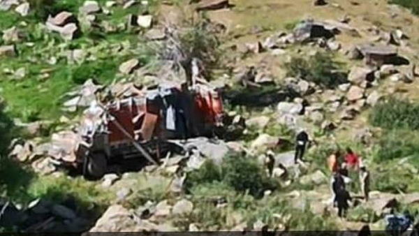 truck falls into deep ditch at Himachal Pradesh, Two dies truck falls into deep ditch at Himachal Pradesh, Two dies