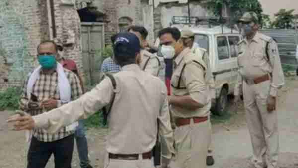 Two robbers injured in an encounter between bank robbers and police in Indore district Two robbers injured in an encounter between bank robbers and police in Indore district